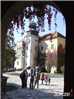 Zamek Pieskowa Skała dziedziniec z bramy głównej