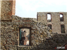 Zamek Siewierz - mury dziedzińca - okno